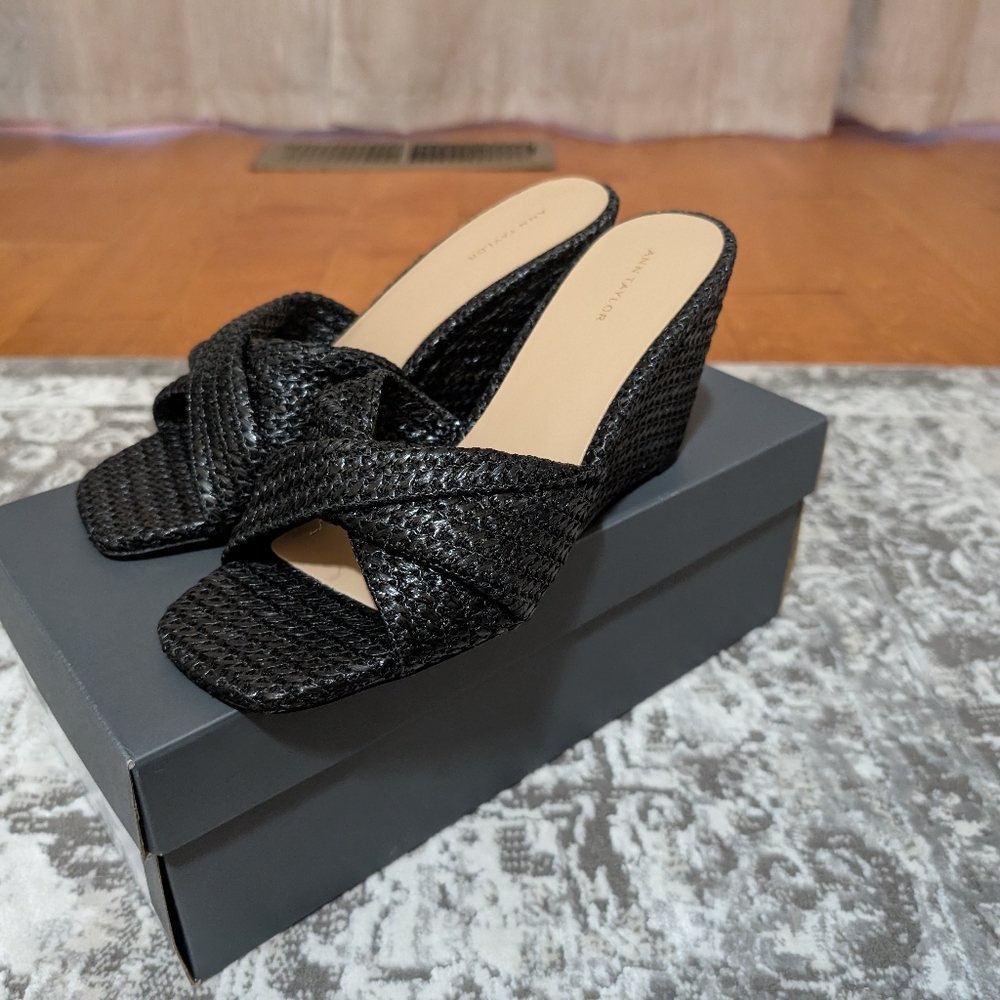 Ann Taylor Knotted Wedge Black Size 8 NWT